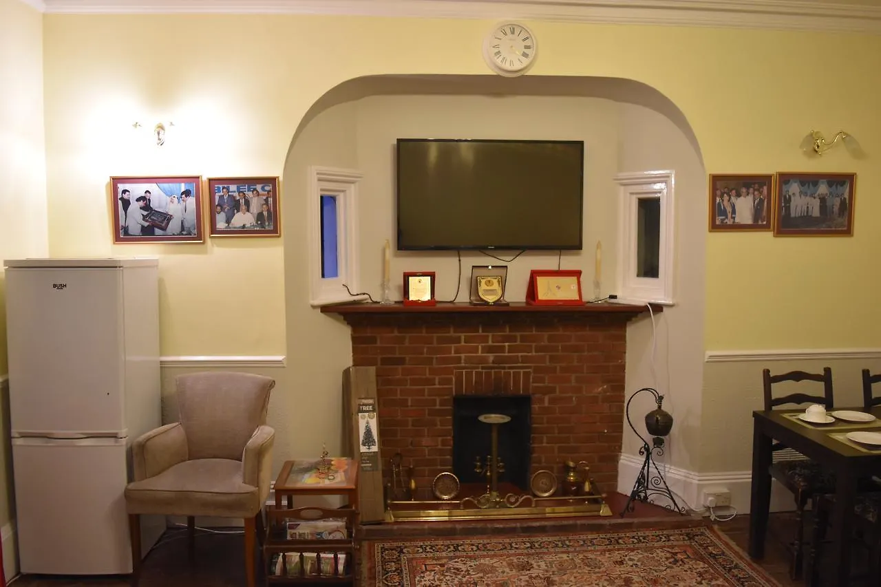 هورلي Gatwick Castle B&B